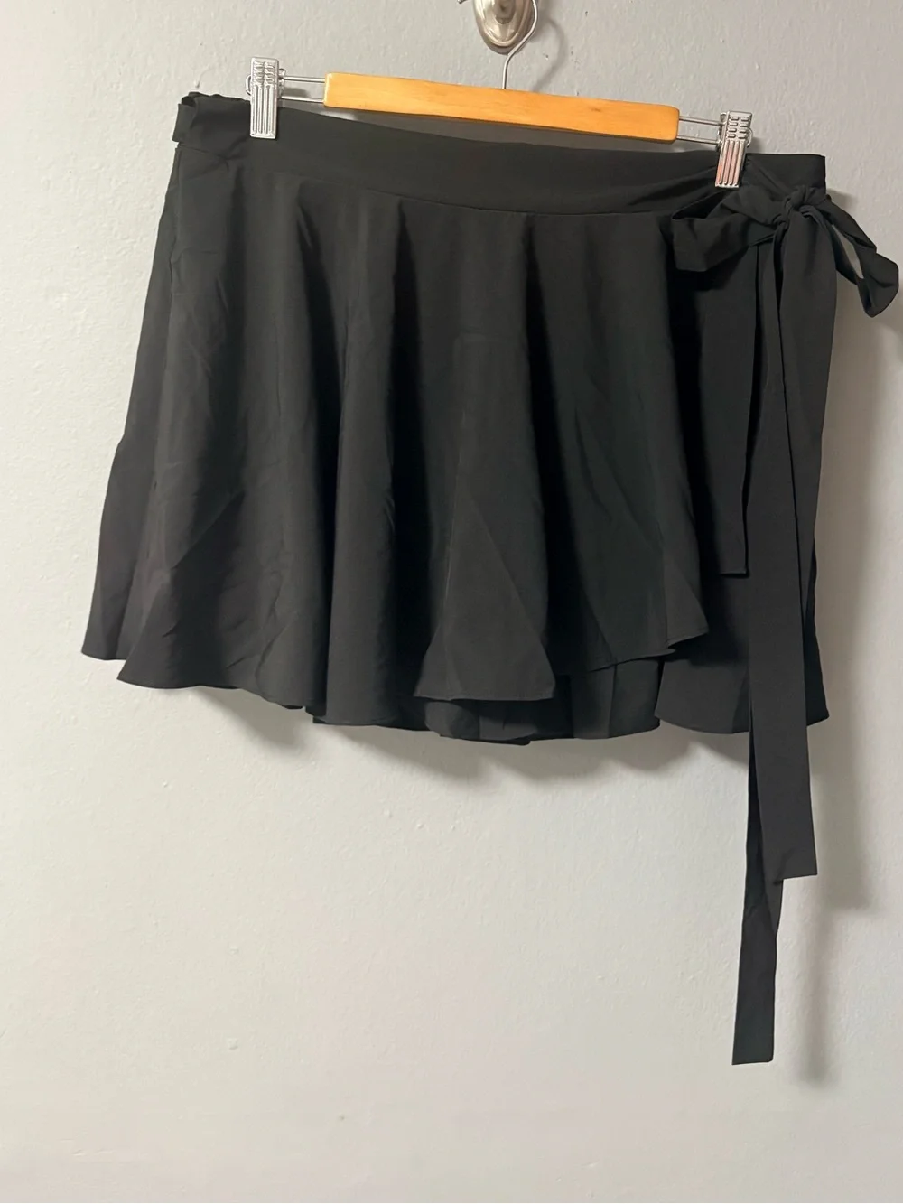 NWT HALARA Breezeful High Waisted Tie Side 2-in-1  Flowy Mini Quick Dry Skirt XL